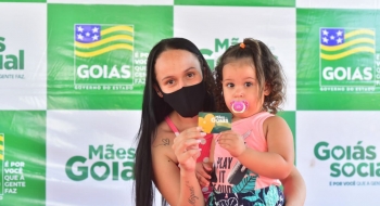 Governo inicia entrega de cartões do Mães de Goiás para mais 30 mil famílias